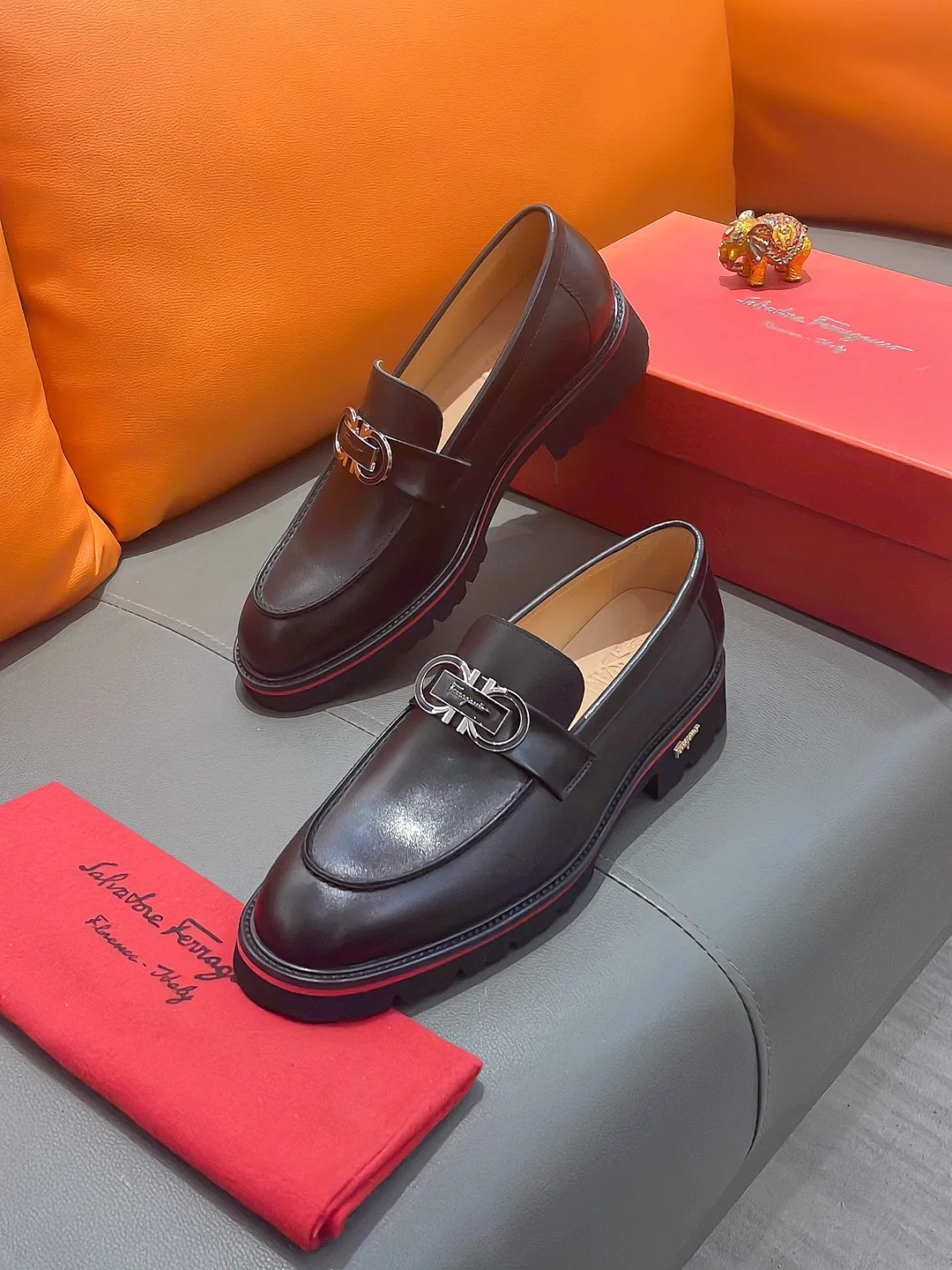 Men's shoes FERRAGAMO "Ferragamo" P540 Regular size: 39-44 (38, 45, 46, 47 customized) (suit shoes) Product materials: Selected first-layer cowhide upper, imported sheepskin lining; original outsole.